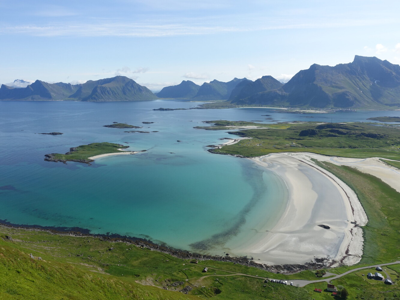 Sandbotnen with the mountains of Flakstadøya Sandbotnen