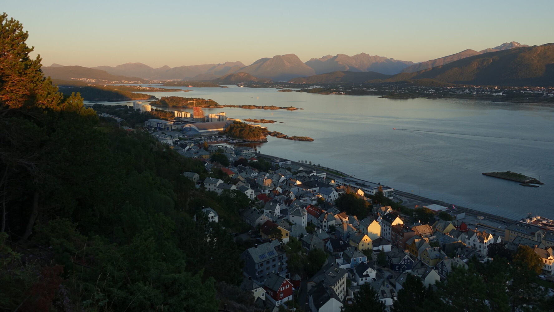 Sunnmøre Alps, finally bathed in superb lighting - where was this during my hike? Sunnmøre Alps from Aksla