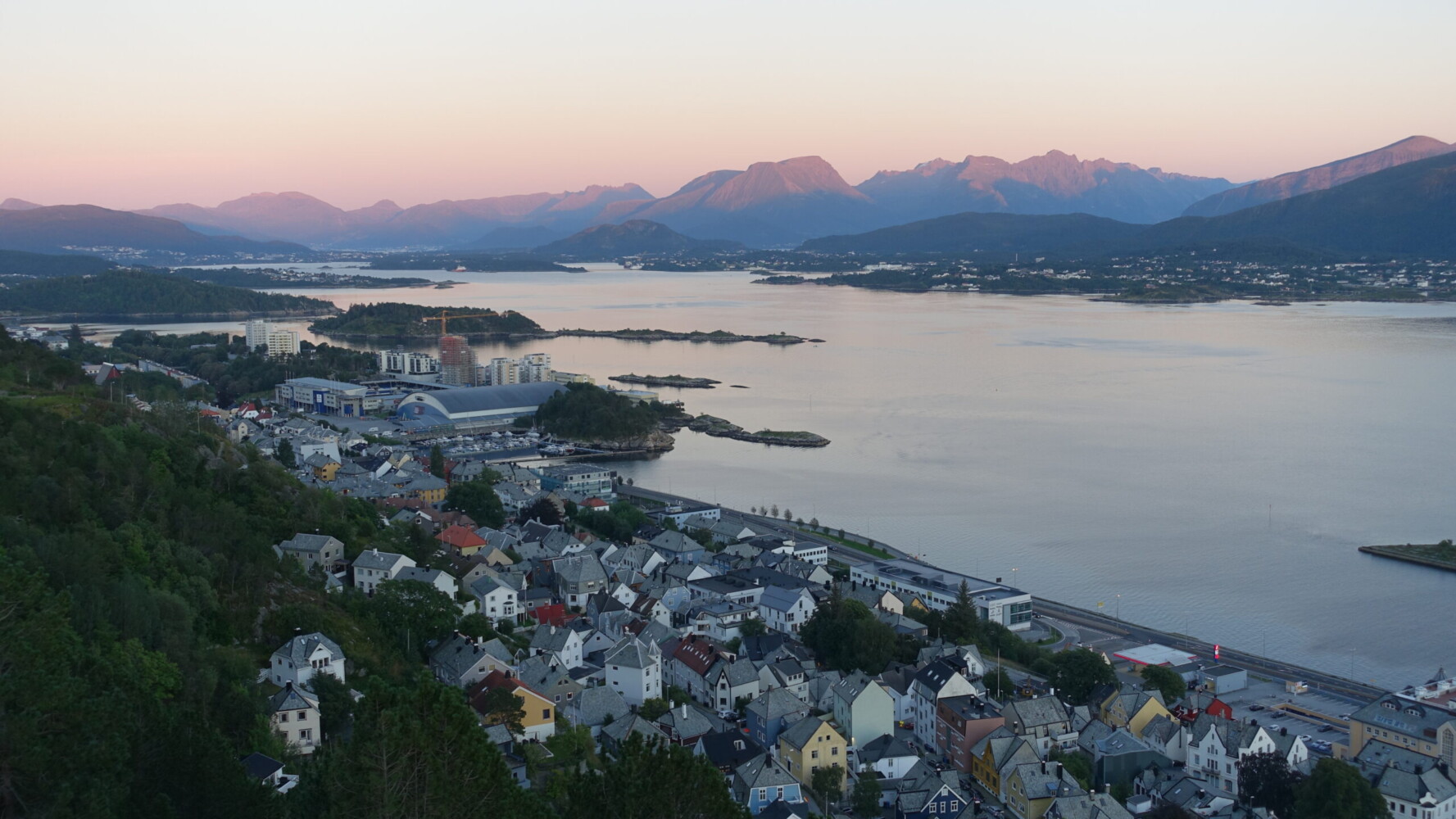 Sunnmøre Alps, finally bathed in superb lighting - where was this during my hike? Sunnmøre Alps from Aksla
