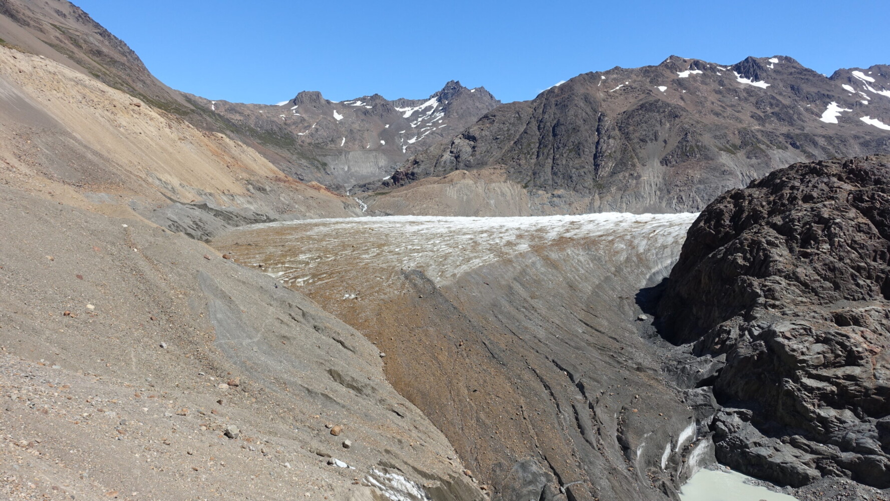 Descending the moraine to Glaciar Rio Tunel Inferior
