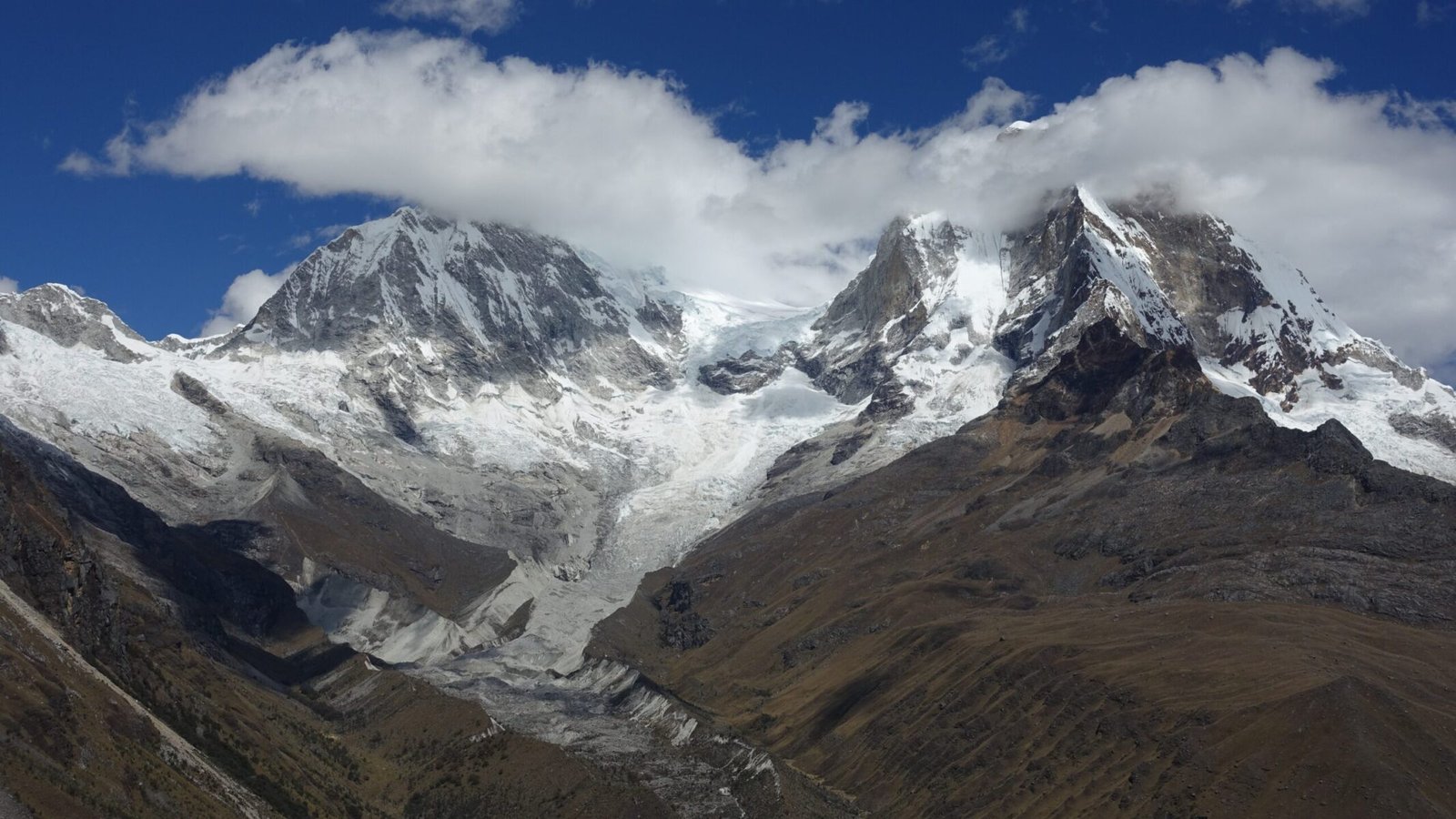 Dual peaks of Huascarán